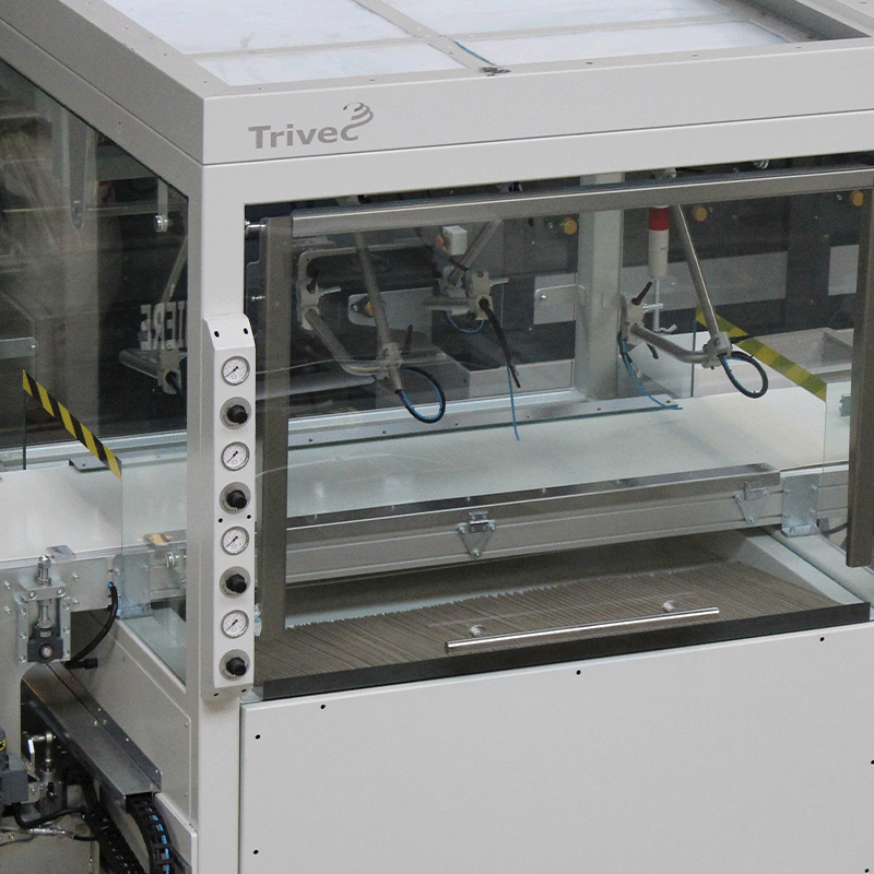 Belt spraying machine header