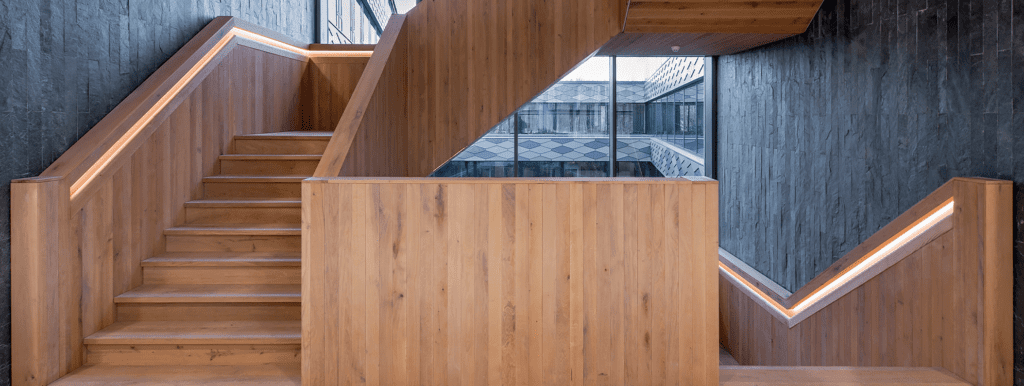 Kopfteil einer Holztreppe im Innenbereich